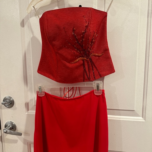 Juno red top with ribbon strap back with skirt - Picture 4 of 12